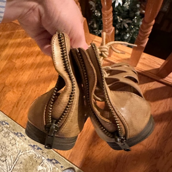 Size 8 gladiator tan sandal - Picture 2 of 4